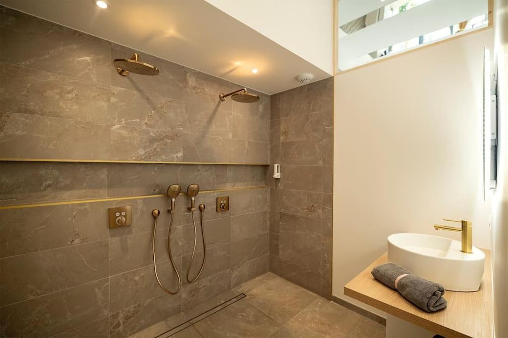 생발레리앙코 Loft De Luxe Le Chic, Grand Jacuzzi, Vue Port De Plaisance 아파트 외부 사진