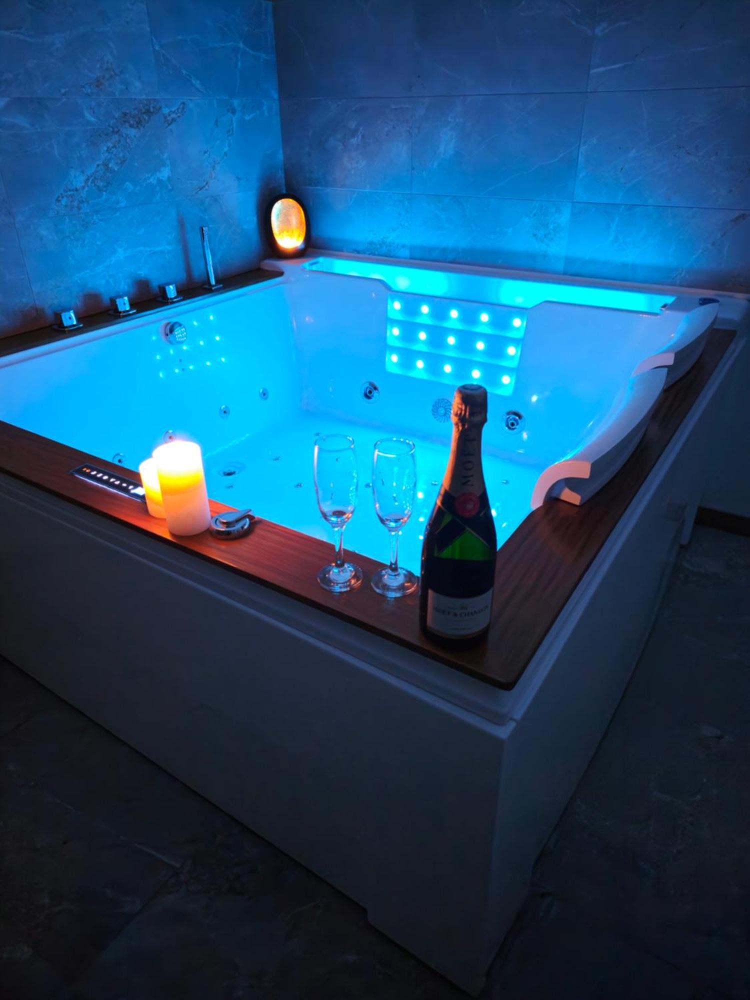 생발레리앙코 Loft De Luxe Le Chic, Grand Jacuzzi, Vue Port De Plaisance 아파트 외부 사진